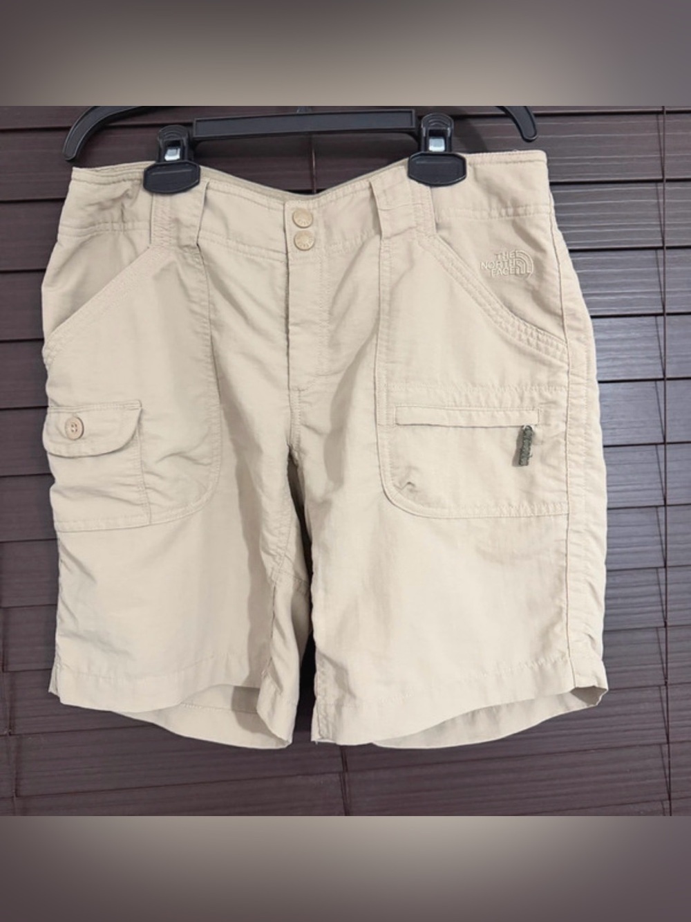 The North Face women’s Sz 8 Beige Cargo Shorts with Pocket Details